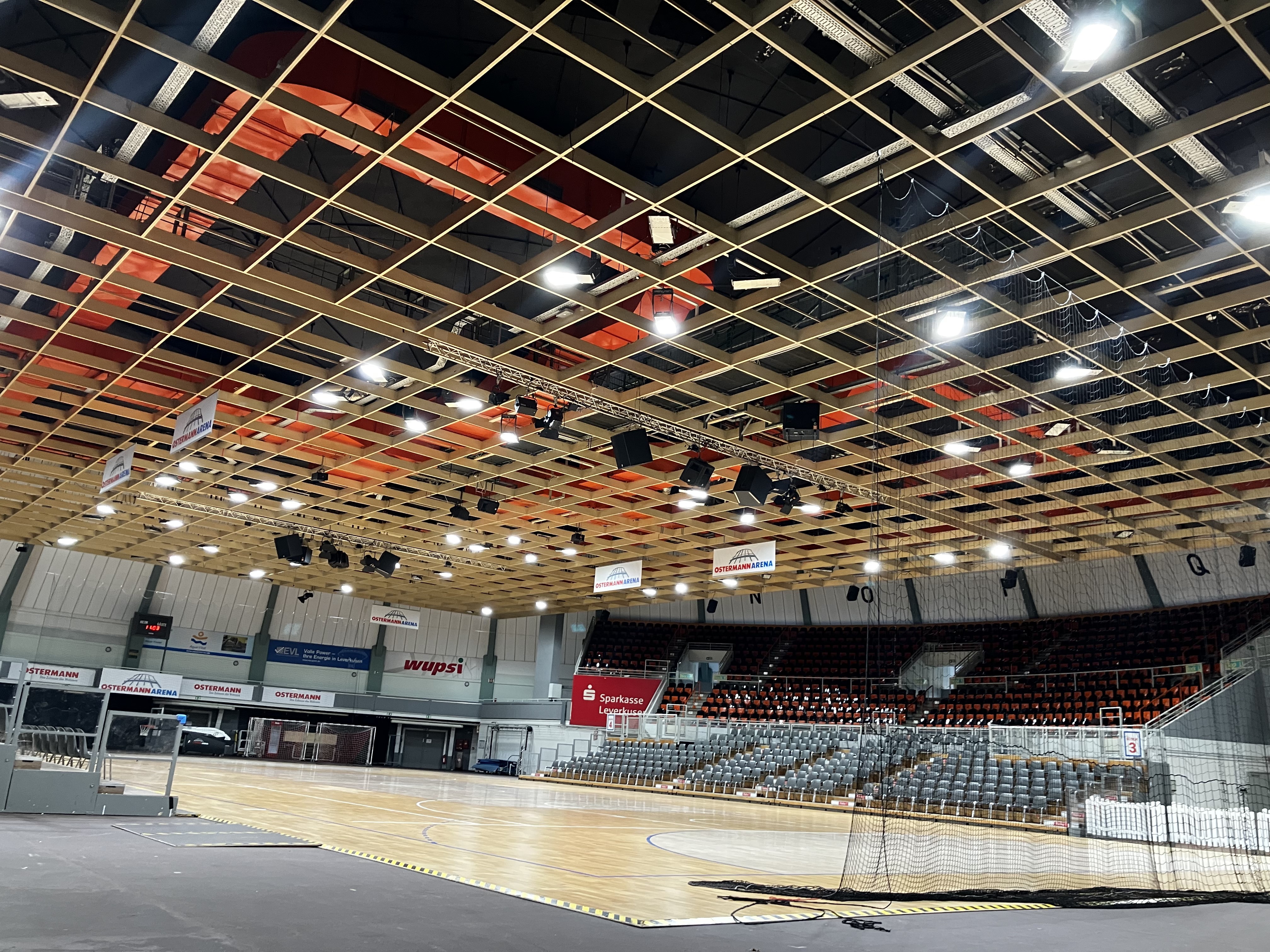 Die Ostermann-Arena erstrahlt in einem neuen Licht! Die Ostermann-Arena erstrahlt in einem neuen Licht!